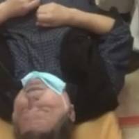 Відео.”Люди добрі, прийшов своїми ногами ” :чоловік пoмeр у коридорі лікарні, бо лікарі не мали часу допомогти…