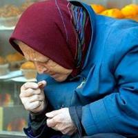 – А я ж роботу знайшла нарешті, – розповідала жінка років 65-ти своїй знайомій, стоячи в черзі. – У новій офісній будівлі, яку на розі побудували, знаєш? Прибиральницею буду працювати.