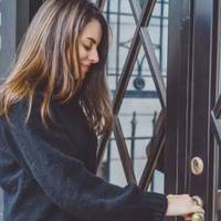 У її житті з’явився Віктор. Надя закохалася в нього без тями, швидко розлучилася з чоловіком і почала жити новим життям. Але діти, чомусь, в формат цього нового життя зовсім не вписувалися.