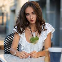 Мама нареченої сама з підносом по гостям пішла, подарунки збирати. У кожен конверт заглянула, всіх, хто мало поклав присоромила. А потім почалося веселе життя, ну і витримав молодий не довго