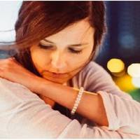 Новий рік ми зустрічали в колі давніх друзів, чотири сімейні пари. Мій чоловік встав сказати тост. Дивлячись на мою подругу він сказав, що вони люблять один одного і збираються жити разом.