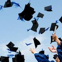 Іван пішов на вечір зустрічі з однокласниками, а коли повернувся – сів на диван і розплакався. – Ну, не плач, не плач, – говорила дружина. – Я ж попереджала, не треба туди ходити. Він плакав