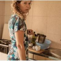 Щоранку я веду дитину в садок і весь день за свекрухою доглядаю, себе запустила, вигляд у мене дуже втомлений, ніби працюю на двох роботах. Якось до мене приїхала в гості моя мама і мене не впізнала.