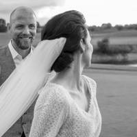 Роман тішився, що розлучається з дружиною. – Їй давно вже під сорок. Принца думає вона собі знайти, – насміхався він. – На що вона взагалі з такою зовнішністю розраховує?