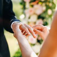 – Ти вийдеш за мене? – Ох, Вадику. Не та я, що була раніше. – Що? Що трапилося? – А ось що. Вона повернулася, показавши спотворене шрамами обличчя. Знав, що стався нещасний випадок і тепер колись миле