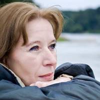 Як тільки Валентина дізналася, що в чоловіка є інша, дочекалася коли ввечері повернувся Олег додому. Відразу вручила йому валізу, яку зібрала, поки чекала його приходу, і сказала, що все знає про ту