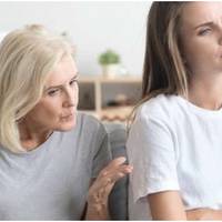 Мої батьки в селі все життя прожили з татовою мамою, і всі були щасливі. А коли я запропонувала свекрусі з’їхатися їй з її мамою, чоловіковою бабусею, щоб віддати нам квартиру, вони обидві відмовили