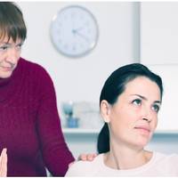 Перед Новим роком чоловікова мама принесла з собою дві величезні сумки. На моє питання, що в сумках, свекруха почала витягати холодець, голубці, салати олів’є і оселедець під шубою.