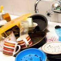 Сьогодні Ніна отримала зарплату, але всю вже витратила. Несе великі сумки з продуктами додому, бо знає, що в холодильнику порожньо, хоча жінка живе з трьома дорослими дітьми.