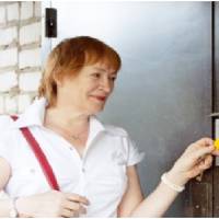 В четвер свекруха з’явилася до нас без попередження. По документах ця квартира належить їй. Хоча мій чоловік ще задовго до нашого весілля туди переїхав, все там відремонтував під себе.