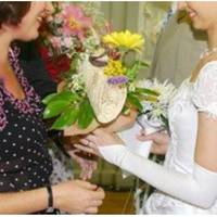 Вчора зателефонувала сваха і сказала, що вони з чоловіком дарують нашим дітям на весілля автомобіль. А я зовсім не хочу виглядати на фоні сватів як бідний родич, тому не піду на весілля до сина.