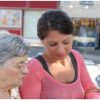 Після весілля ми з чоловіком переїхали в однокімнатну квартиру. Але недавно я дізналася, що квартира так і залишилася оформленою на свекруху. А тепер, коли свекруха зібралася розлучатися і переїхала