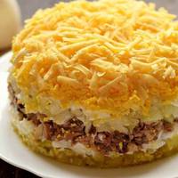 Салат з рибними консервами – готую його постійно! Шарами, м’який, ситний