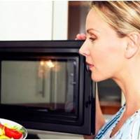 Жити у свекрів не просто, що б я не зробила, їм все не подобається. Часто буває так, що через брак часу я розігріваю їжу в мікрохвильовці, яку привезла з собою.