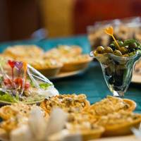 Ми святкували день народження чоловіка в кафе, він запросив друзів, однокласників, колег по роботі. Гостей було багато, деяких я бачила вперше.