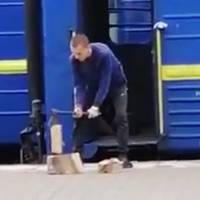 Відео. «У нас майже всі поїзди опалюються дровами»: на Одеській залізниці пояснили скандальні кадри з рубанням дров на пероні