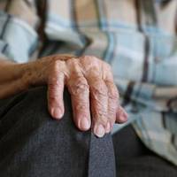 Моєї мами не стало давно. Є у неї і сестра, і брат. Моїй бабусі, маминій мамі, зараз 84 роки. Нещодавно вона занедужала, їй потрібен догляд.