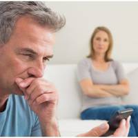 Весь вечір чоловік писав комусь повідомлення, я відчуваю, що у нього є інша жінка. Але від мене він просто так не піде, бо його дідусь залишив нам квартиру з умовою, що якщо хтось захоче піти з сім’