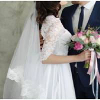 Світлана старанно готувалася до весілля дочки. Але Люда виходила заміж без особливого ентузіазму. Гості на весіллі гадали, навіщо їй цей шлюб і коли вони розлучаться.