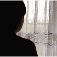 Ірина запропонувала своєму чоловікові продати будиночок його батьків в селі і використати гроші як початковий внесок за квартиру, в яку б переселилися свекри.