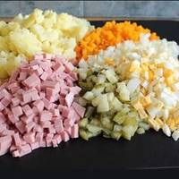 Наближався Новий рік. Я якраз стала готувати олів’є і мені потрібно було відкрити відкривачкою баночку горошку. Полізла – немає її. Вона була така зручна, фірмова, мені колись її знайома на роботі