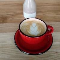 Олег мовчки зібрав речі і пішов. Зловила себе на думці, що падати на коліна і тримати його за штанину зі словами: «Не йди від мене» – мені не хочеться. Я згадала, що він дарував мені сережки золоті на