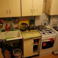 Тиждень тому до нас з чоловіком прийшли гості. Спочатку ми повечеряли і стали пити чай. А потім гості нам сказали, що у нас дуже брудно в квартирі, тут нічого не робили років 7-8.