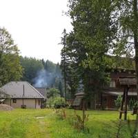 В один прекрасний момент чоловік приїжджає з чергового відрядження на шикарному власному мерседесі, складає в нього свої речі, в які входять не тільки шкарпетки, а й холодильник з іншими матеріальними