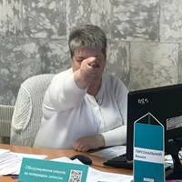 У Лебедині менеджерка «Ощадбанку» скрутила дулю бабусі з обпеченими пальцями. Подробиці