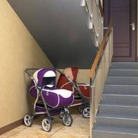 Якось до мене прийшла свекруха. Вона хвилин 5 стукала, дзвонила, але я їй не відкривала дверей. Вона знала, що я вдома, звичайно. Коляску бачила в тамбурі, образився на мене дуже.