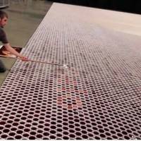 Він поставив 66 000 стаканчиків з водою на підлогу! Ви втратите дар мови, коли побачите, що вийшло в результаті!