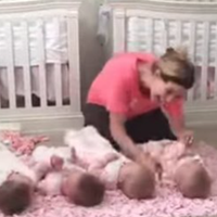 Коли в тебе четверо близнят. Чоловік зняв відео з дружиною, яке назбирало мільйони переглядів