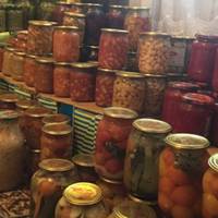 Я ще десь місяців 2 почекаю, до березня, а потім знову прийдеться викидати консервацію своєї свекрухи. У мене нею весь балкон заставлений. Добре, що зараз банки дешеві, то я їх купую і відвожу назад,