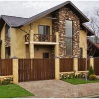 Чоловік моєї сестри вже багато років їздить за кордон на заробітки, тому гроші у них є. Вони купили по сусідству з нами невелику хатину, яка вже за кілька місяців перетворилася у величезний двоповерх