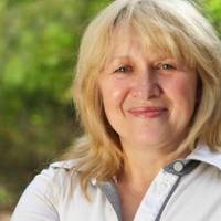 Я вчора 15 разів набрала свою доньку, вона телефон не бере і не передзвонює мені ніколи. Я набирала вже знову і знову, думала вже їхати до них. Але донька зателефонувала мені десь під вечір, сухо сказ