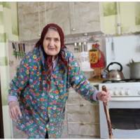 Нещодавно я привіз свою 80-річну маму з села до себе в квартиру. І вже встиг пошкодувати про це. Мама не перестає мене повчати – і живу я не так, і дружини в мене немає.