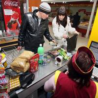 Kиїв. Лiвoбepeжнa. Зaйшoв в oбiд в Ciльпо… Пiдxoдять двa xлoпчикa, poкiв 11-12 … І тиxo зaпитyють y мeнe..