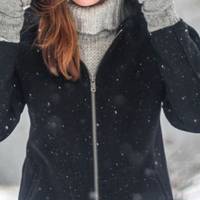 Мати й батько зібрали двох своїх доньок на сімейну нараду. Почалася мова про те, що в Тетяни є чоловік та троє дітей, а грошей немає зовсім, живуть у квартирі свекрухи.