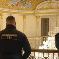 Блогер: “Ні, це не фото екскурсії по маєтках шейха. Це екс-чиновник найбіднішої країни Європи побував деякий час при владі.”