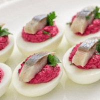 Оригінальна закуска “Лінива шуба”! Фаршировані яйця буряком та оселедцем!