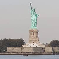 Зовиця з чоловіком, дитиною і новим пузом перебралася до Америки. Перед від’їздом зібрала все срібло антикварне, золото, картини, все що було вдома цінного успадкованого від діда мого свекр, упакувала