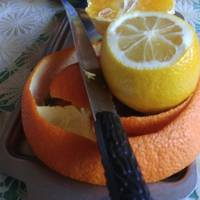 Коли Юля повернулася додому, її чекала порожня квартира. Чоловіка і доньки не було, їх речей теж. Лише коротка записка була прикріплена до холодильника. «Я з самого початку про все знав і давав тобі в