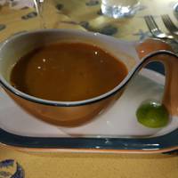 Коли ми з чоловіком втомлені прийшли з лісу, свекруха мовчки погрів нам суп в каструльці і сказала мені: – Іди по тарілках розлий, а я вже поїла, не буду. Я почала розливати суп, а сльози від образи п