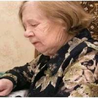 Моя мама дуже спокійна жінка, зараз вона живе з братом і його дружиною. Невістка відразу ж взялася командувати і чоловіком, і мамою, а мама мовчить і все терпить, бо вона на пенсії, і вважає, що брат