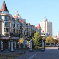 – Молодець. Ти тепер будеш у своїй квартирі жити, а мені ще скільки з батьками в двокімнатній тулитися? І ти тільки навчання не зможеш оплачувати чи я і без телефону нового залишилася?