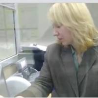 Звільнили працівницю банку “Com In Bank”, яка відмовилася обслуговувати українською мовою