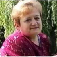 Мій молодший син Олексій живе і працює в Австрії, неодружений. Раз на рік приїжджає в гості. Він може собі дозволити купити мені маленьку квартиру, щоб я жила окремо від доньки, але він сказав – розб