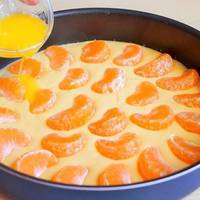 Аромат на весь дім: швидкий пиріг з мандаринами до чаю за 30 хвилин!