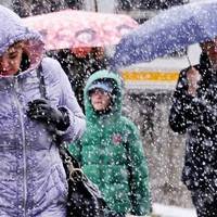 Вчора в магазині зустріла сусідку свою. Валентина жалілася, що витратила всі гроші дітям на подарунки на Миколая, щось купила на новорічний стіл та Різдво, а до зарплати ще довго, без копійки сидить