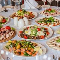 Наближається мій день народження. Вчора дружина на кухні сказала: “Зінченків запрошувати не будемо, бо вони минулого разу мало грошей нам принесли”.